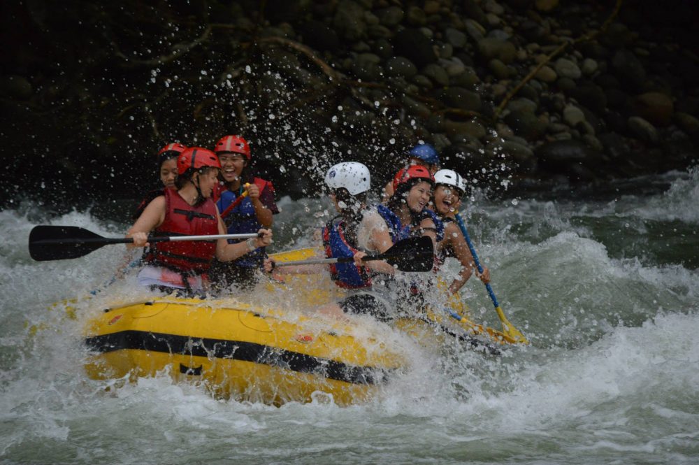 Tica por el mundo-rafting sarapiqui